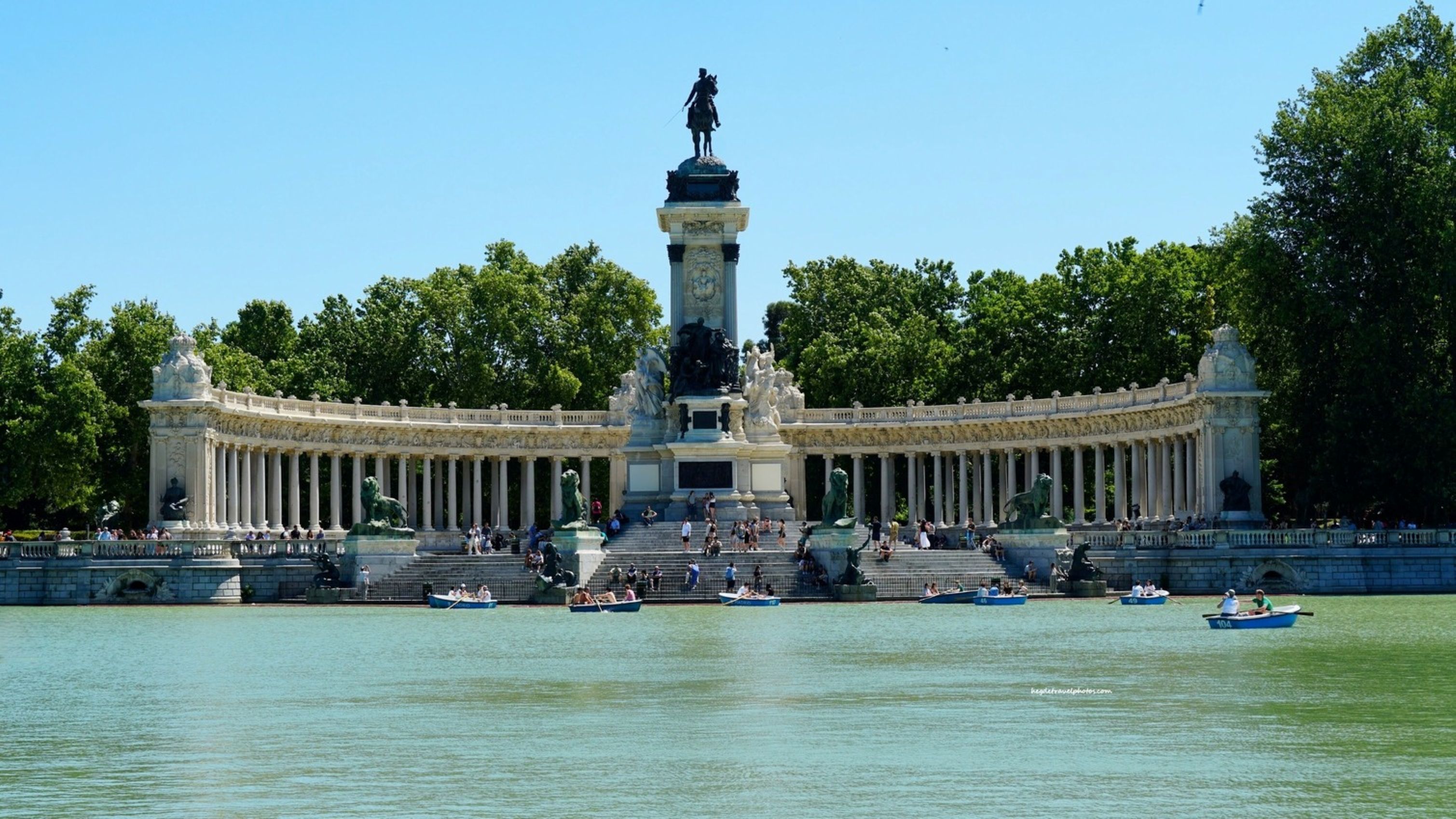 Magnificent Monument in Retiro Park